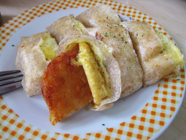 五妃三明治：（台南。中西區美食）『五妃三明治』台南平價又美味的早餐。薯餅起士蛋餅＿好好吃。起士鱈魚蛋堡＿營養滿分。