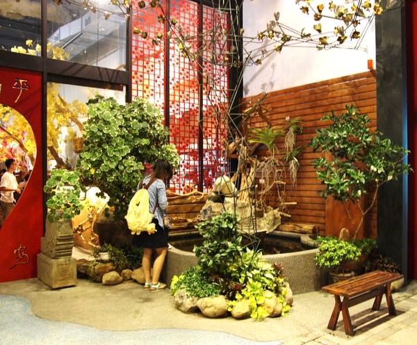 夢東籬(永華店)：(台南。安平區美食){夢東籬(永華店)}咱們來去台南古城牆邊.在藍天白雲下.吃飯吧！（白飯。麻油麵線。附餐飲料。無限供應！）