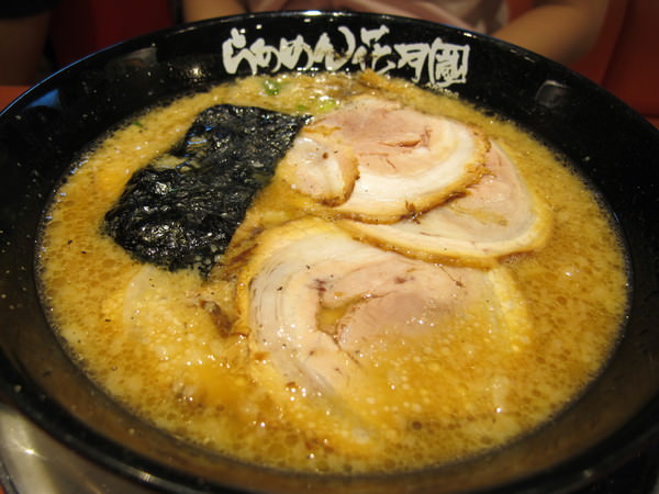 らあめん花月嵐拉麵(台南新光西門店)：在新光三越台南新天地美食街裡的超人氣拉麵