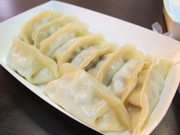 加依軒手工湯包：（台南。東區美食）銅板價的小確幸 ＠『加依軒+1小籠湯包 成大旗艦店』。成大校區內的好味道。湯包蒸餃通通有。料多實在又便宜。