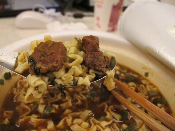 味味一品 / 食霸系列：『味味一品食霸系列』冬天宵夜好選擇! 食霸牛肉麵，濃Q好滋味~