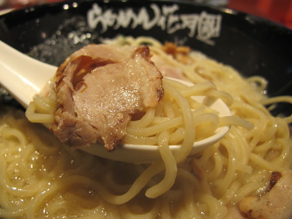 らあめん花月嵐拉麵(台南新光西門店)：在新光三越台南新天地美食街裡的超人氣拉麵