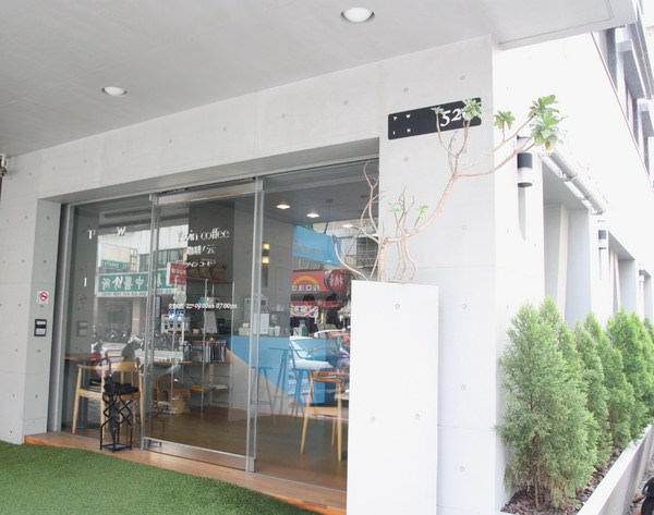 TWIN coffee 咖啡 云：{台南。東區美食}{T'WIN coffee。咖啡'云} 自家烘焙咖啡。精緻早午餐。日式厚鬆餅專賣