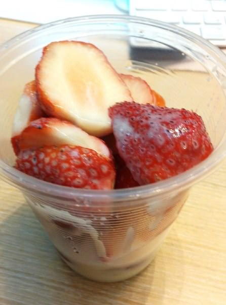 冰鄉：（台南。中西區美食）『冰鄉』季節限定_草莓牛奶冰。嬌豔欲滴的好滋味～