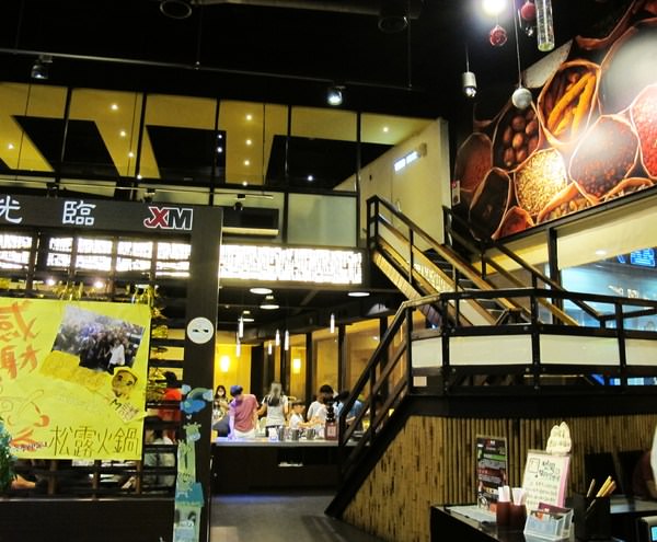 XM麻辣鍋(湖美旗艦店)：（台南。中西區）『XM麻辣鍋 湖美旗艦店』台南平價。吃到飽。活蝦供應。