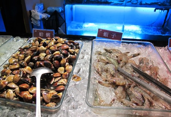 XM麻辣鍋(湖美旗艦店)：（台南。中西區）『XM麻辣鍋 湖美旗艦店』台南平價。吃到飽。活蝦供應。