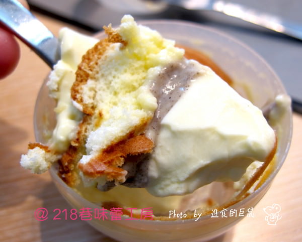 218巷味蕾工房手做西點蛋糕：（全台。宅配美食）『218巷味蕾工房』讓你吃到旗山在地香蕉甜點。（旗山香蕉捲）可可蛋糕和香蕉交織出迷人水果風味。（旗山巨蛋）軟綿蛋糕＆紅茶慕斯＆布丁 給你多重享受。