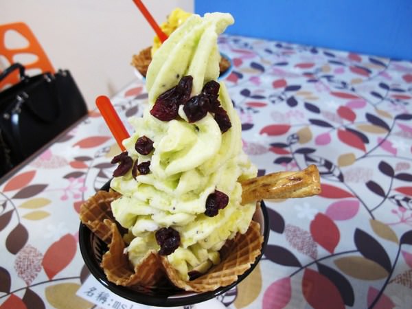 夢森林鮮果冰淇淋：(台南。東區美食)『夢森林鮮果冰淇淋』大東夜市旁的創意水果冰。純粹水果。新鮮製成。