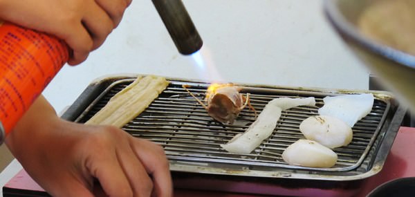 酒鶴壽司：（台南。中西區美食）『酒鶴壽司』平價日本料理。生魚丼飯。