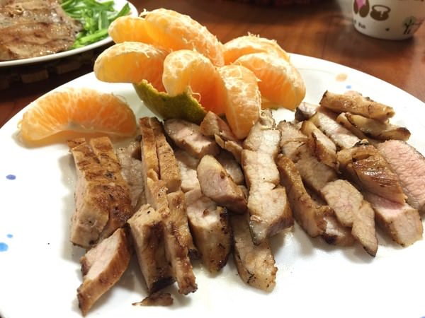 中央畜牧場-家香豬：（全台。宅配）『中央畜牧場-家香豬』五星級豬肉。六道家香豬料理示範。在家就能買到好豬肉。