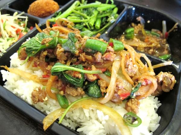 SNACK 食內嗑-泰式小食肆：（台南。中西區美食）『SNACK 食內嗑-泰式小食肆』平價 泰式 / 越式 料理。