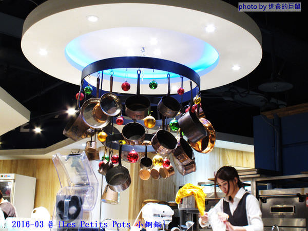 小銅鍋義式餐廳(德安誠品店)：（台南。東區美食）『Les Petits Pots 小銅鍋』餐點精緻美味，環境舒適靜謐，讓你享受一段浪漫的好食光。/ 經典甜點（舒芙蕾）給您甜蜜又溫熱的味蕾享受！