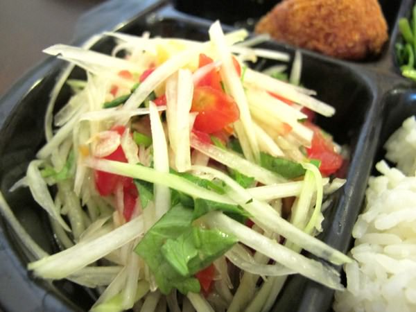 SNACK 食內嗑-泰式小食肆：（台南。中西區美食）『SNACK 食內嗑-泰式小食肆』平價 泰式 / 越式 料理。