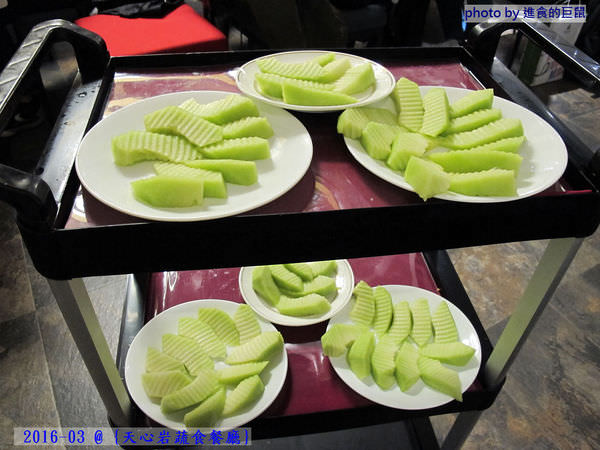 天心岩蔬食餐廳：（台南。南區美食）『天心岩蔬食餐廳』精緻不凡的蔬食吃到飽。用獨出心裁的料理手法，顛覆您對素食的刻板印象！一起來健康吃蔬食，開心享受美食饗宴吧～