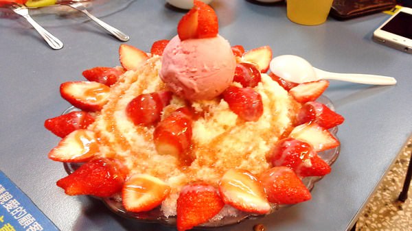 裕成水果店：{裕成水果店} 新鮮草莓冰開始販售啦~~~