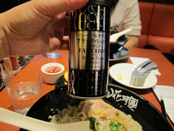 らあめん花月嵐拉麵(台南新光西門店)：在新光三越台南新天地美食街裡的超人氣拉麵