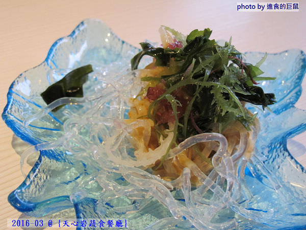 天心岩蔬食餐廳：（台南。南區美食）『天心岩蔬食餐廳』精緻不凡的蔬食吃到飽。用獨出心裁的料理手法，顛覆您對素食的刻板印象！一起來健康吃蔬食，開心享受美食饗宴吧～