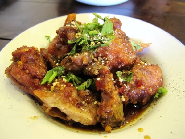 SNACK 食內嗑-泰式小食肆：（台南。中西區美食）『SNACK 食內嗑-泰式小食肆』平價 泰式 / 越式 料理。