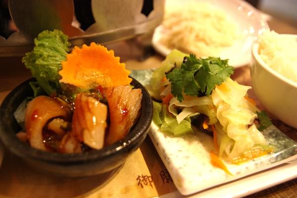 夢東籬(永華店)：(台南。安平區美食){夢東籬(永華店)}咱們來去台南古城牆邊.在藍天白雲下.吃飯吧！（白飯。麻油麵線。附餐飲料。無限供應！）