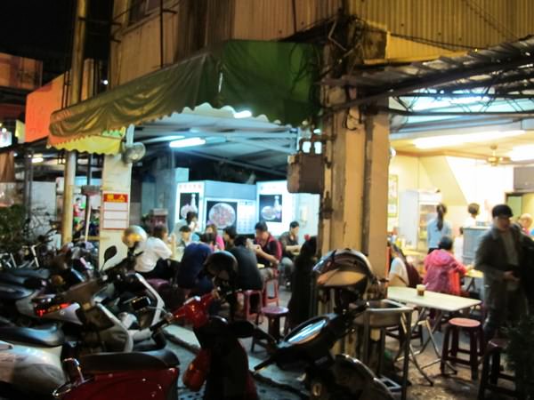 肉伯火雞肉飯：（台南。中西區美食）『肉伯火雞肉飯』三十多年老店。記憶飄香＿火雞肉飯。