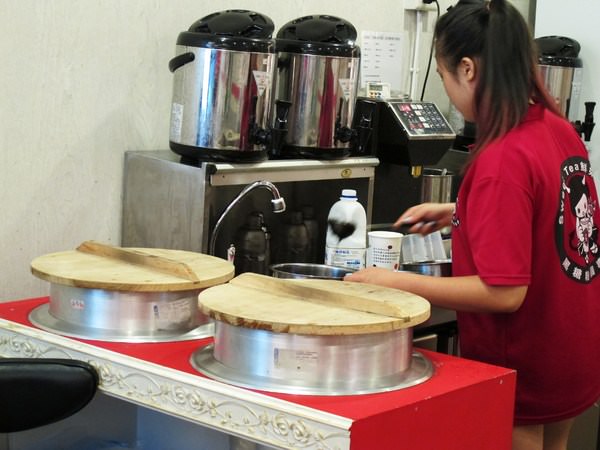 Sweet Tea 鮮奶舖 黑糖粉圓專賣店(崇德店)：（台南。東區飲品）『Sweet Tea 茶飲鮮奶（台南東區崇德店）』柳營鮮奶。真實乳香。香甜黑糖漿。Ｑ彈手工粉圓。