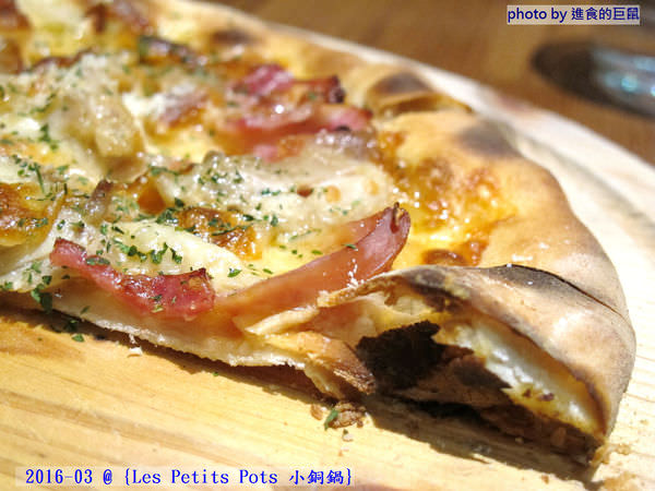 小銅鍋義式餐廳(德安誠品店)：（台南。東區美食）『Les Petits Pots 小銅鍋』餐點精緻美味，環境舒適靜謐，讓你享受一段浪漫的好食光。/ 經典甜點（舒芙蕾）給您甜蜜又溫熱的味蕾享受！