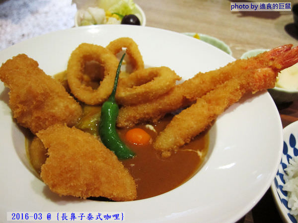 長鼻子泰式咖哩：（台南。東區美食）『長鼻子泰式咖哩』位於成大校區內（一個人也能吃的泰式料理）。套餐方式，飯.麵.鍋物，任你選＾＾