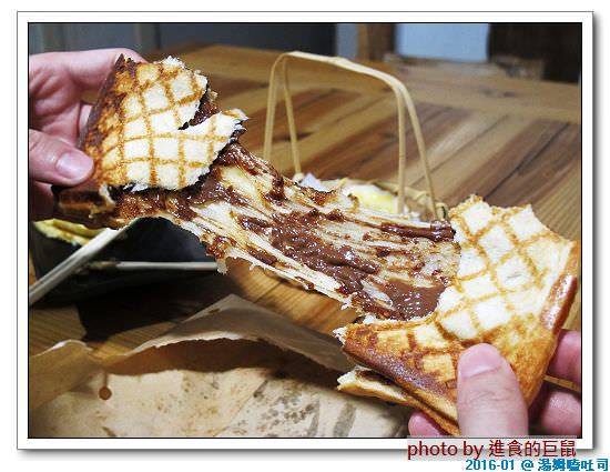 湯姆嗑吐司：（台南。中西區美食）湯姆嗑吐司 / 海安路宵夜新勢力。熱壓吐司，熱騰騰販賣中。還有～蛋餅，炸物，鍋燒，讚岐烏龍麵唷！