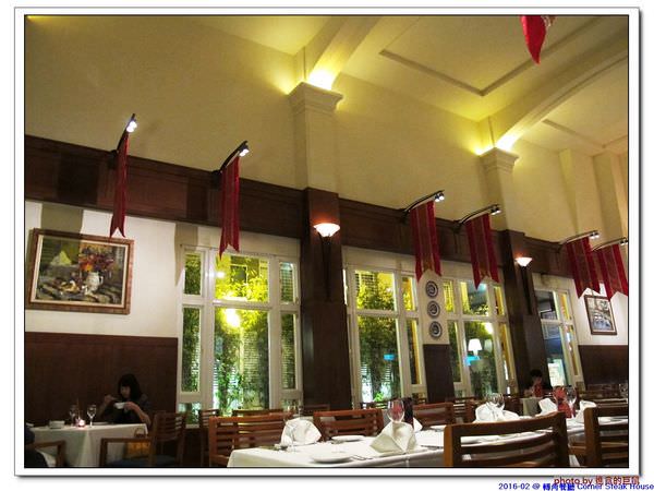 轉角餐廳：（台南。東區美食）『轉角餐廳』。美如教堂般的歐式餐廳。另有私人酒窖，提供餐酒服務。雙人海陸套餐，吃得到老饕黑牛和加拿大活龍蝦，美味饗宴熱情供應中！