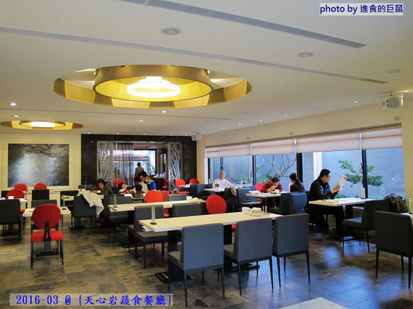 天心岩蔬食餐廳：（台南。南區美食）『天心岩蔬食餐廳』精緻不凡的蔬食吃到飽。用獨出心裁的料理手法，顛覆您對素食的刻板印象！一起來健康吃蔬食，開心享受美食饗宴吧～