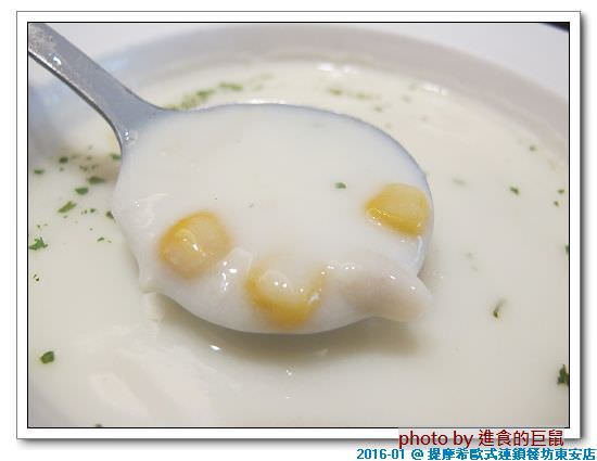 提摩希歐式餐坊(台南東安店)：（台南。東區美食）提摩希歐式連鎖餐坊東安店 / 可愛熊熊玩偶餐廳。提供平價健康低油的美味餐點。『奶濃畢卡達豬排義大利麵』豬排香酥不油膩，口感獨特略帶甜味。