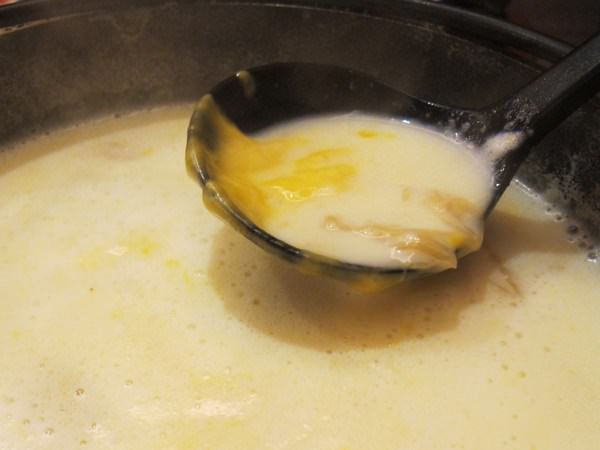珍杏擱牛奶鍋物：{珍杏擱牛奶鍋物}來自牧場直送鮮奶的超濃“珍正“牛奶鍋