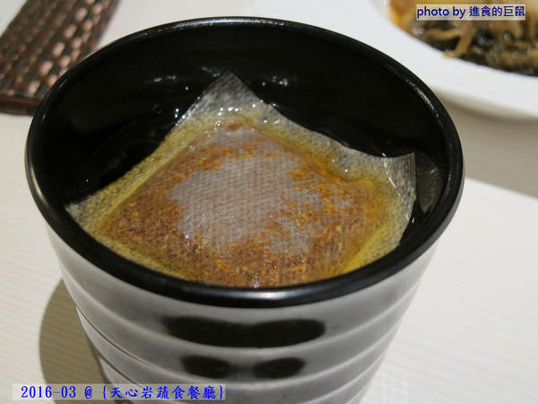 天心岩蔬食餐廳：（台南。南區美食）『天心岩蔬食餐廳』精緻不凡的蔬食吃到飽。用獨出心裁的料理手法，顛覆您對素食的刻板印象！一起來健康吃蔬食，開心享受美食饗宴吧～