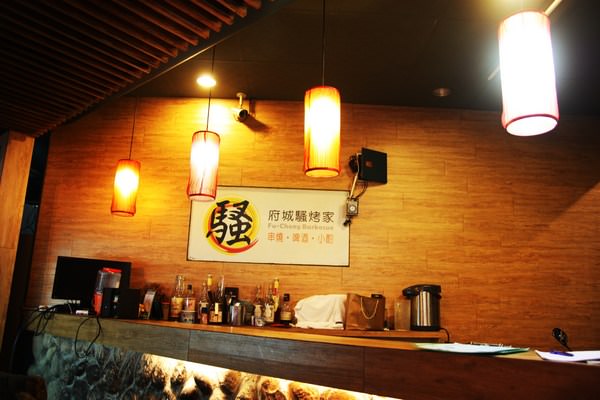 府城騷烤家：(台南。東區美食）『府城騷烤家』夜晚聚餐小酌好去處。平價小炒燒烤。