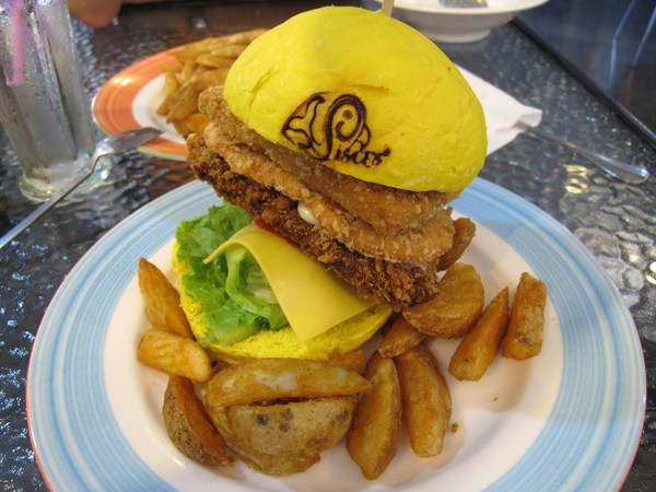 雙魚2次方美式漢堡：繽紛心情~夢幻般的手工漢堡皮-『雙魚2次方美式漢堡』