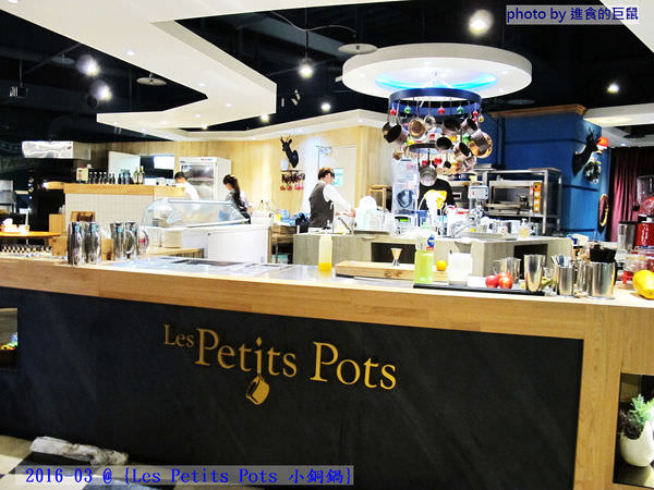 小銅鍋義式餐廳(德安誠品店)：（台南。東區美食）『Les Petits Pots 小銅鍋』餐點精緻美味，環境舒適靜謐，讓你享受一段浪漫的好食光。/ 經典甜點（舒芙蕾）給您甜蜜又溫熱的味蕾享受！