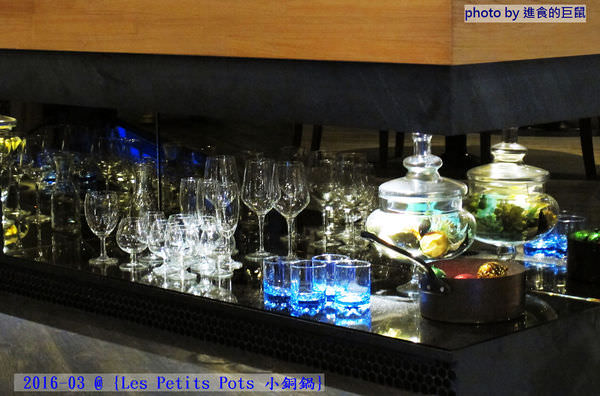 小銅鍋義式餐廳(德安誠品店)：（台南。東區美食）『Les Petits Pots 小銅鍋』餐點精緻美味，環境舒適靜謐，讓你享受一段浪漫的好食光。/ 經典甜點（舒芙蕾）給您甜蜜又溫熱的味蕾享受！