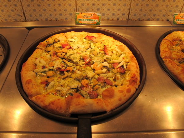 Pizza Hut  必勝客歡樂吧(台南成大店)：『Pizza吃到飽！必勝客歡樂吧義大利香料季』
