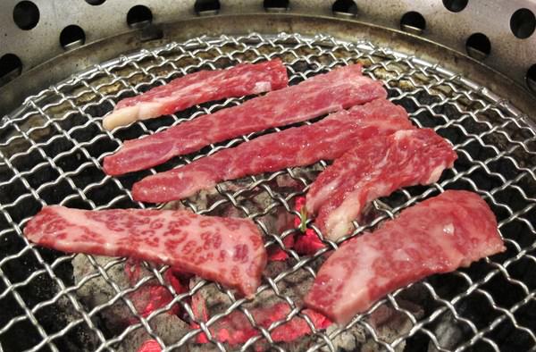 碳味亭和牛炭火燒肉：（台南。新營區美食）『碳味亭』和牛炭火燒肉 專賣。快來跟著巨鼠到新營，進行一趟頂級和牛探索之旅!