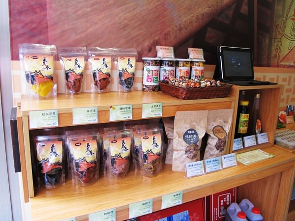 吳萬春蜜餞(武廟店)：（台南。中西區伴手禮）『吳萬春蜜餞』傳承府城的好味道。酸鹹甜的懷舊滋味。