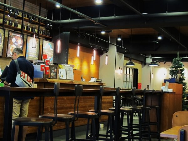 Starbucks星巴克典藏門市-台南西門：（台南。中西區咖啡店）『Starbucks星巴克典藏門市-台南西門店』典雅溫暖的輕鬆天地。放空放鬆的好地方。