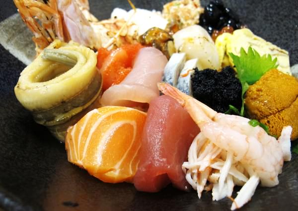 酒鶴壽司：（台南。中西區美食）『酒鶴壽司』平價日本料理。生魚丼飯。