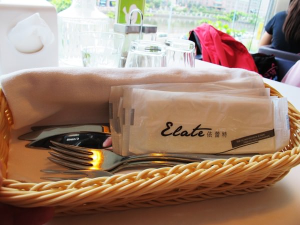 依蕾特咖啡 Elate café：『依蕾特咖啡 Elate Café』~ 台南少見的河畔午茶餐廳