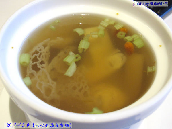 天心岩蔬食餐廳：（台南。南區美食）『天心岩蔬食餐廳』精緻不凡的蔬食吃到飽。用獨出心裁的料理手法，顛覆您對素食的刻板印象！一起來健康吃蔬食，開心享受美食饗宴吧～