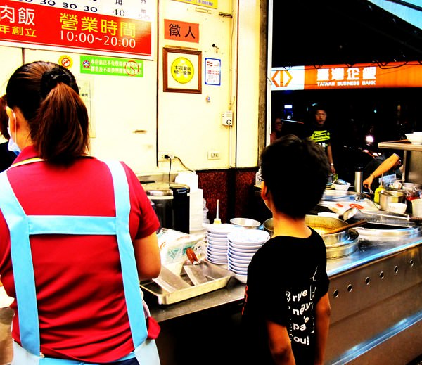 肉伯火雞肉飯：（台南。中西區美食）『肉伯火雞肉飯』三十多年老店。記憶飄香＿火雞肉飯。