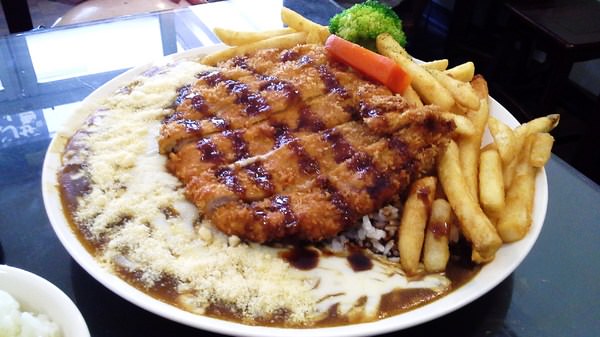 麴町食堂兒玉傳統家庭料理：『麴町食堂兒玉傳統家庭料理』限量版的泥火山起司豬排咖哩飯～超牽絲的巨無霸份量