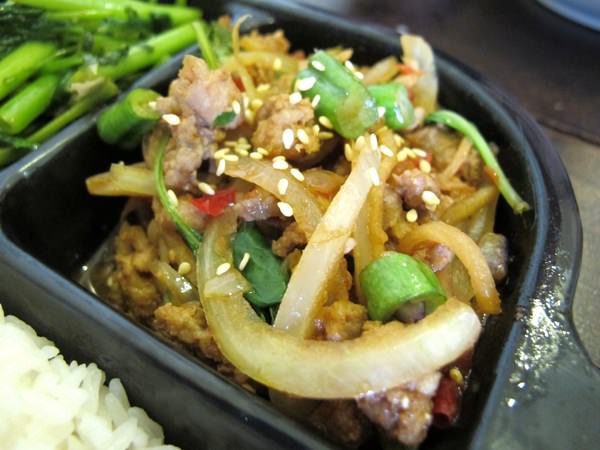 SNACK 食內嗑-泰式小食肆：（台南。中西區美食）『SNACK 食內嗑-泰式小食肆』平價 泰式 / 越式 料理。