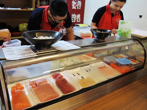 酒鶴壽司：（台南。中西區美食）『酒鶴壽司』平價日本料理。生魚丼飯。