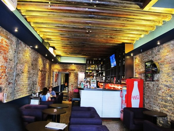 Brick磚塊：（台南。中西區美食）再訪『Brick磚塊』brunch & lounge bar。台南正興街。在酒吧吃早午餐。馬修嚴選優格。