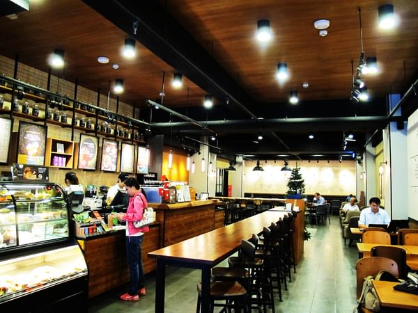 Starbucks星巴克典藏門市-台南西門：（台南。中西區咖啡店）『Starbucks星巴克典藏門市-台南西門店』典雅溫暖的輕鬆天地。放空放鬆的好地方。